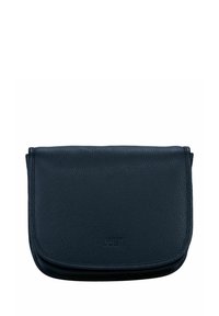 Sac bandoulière en cuir noir à finition texturée, de forme rectangulaire, avec fermeture à rabat et logo embossé sur le devant.