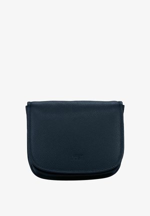 Sac bandoulière en cuir noir à finition texturée, de forme rectangulaire, avec fermeture à rabat et logo embossé sur le devant.