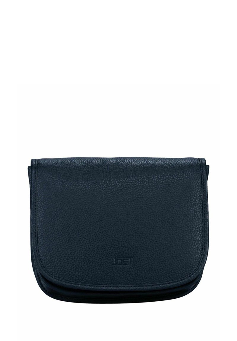 Sac bandoulière en cuir noir à finition texturée, de forme rectangulaire, avec fermeture à rabat et logo embossé sur le devant.