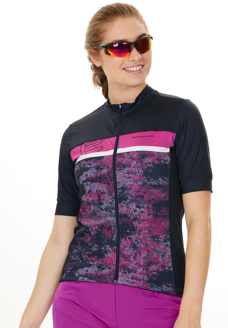 Kortærmet cykeltrøje med navy farve, prydet med et pink og lilla abstrakt mønster, lynlås foran og endurance branding.