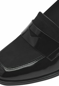 Mocassin pour hommes en cuir noir et daim, avec un bout carré et une bande brillante traversant le dessus.