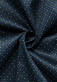 Tessuto navy con un piccolo motivo a diamante in bianco e azzurro chiaro. Texture liscia con una leggera lucentezza, adatta per vari capi d'abbigliamento.
