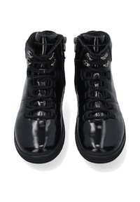 Černé lesklé kotníkové boty se šněrováním vpředu, kovovými háčky, bočním zipem, zaoblenou špičkou a texturovanou podrážkou. Hladký povrch s minimálními akcenty.