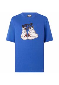 T-shirt in cotone blu con una grafica di scarpe da ginnastica e la scritta "BETTER TOGETHER" in grassetto nero. Maniche corte, vestibilità classica.