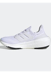 Chaussure de course athlétique blanche avec tige en mesh, fermeture à lacets et semelle épaisse rembourrée avec détail de semelle noire.
