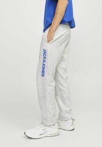 Jack & Jones JOGGING REGULAR FIT - Pantalones deportivos - white melange