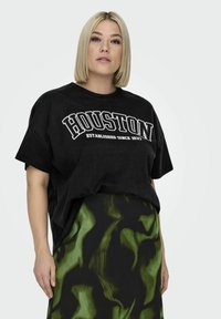 Juoda trumpa rankovė T-shirt su "HOUSTON" tekstu ir "ĮSTEIGTA 1937" baltu šriftu, derinama su žaliais raštais sijonu.
