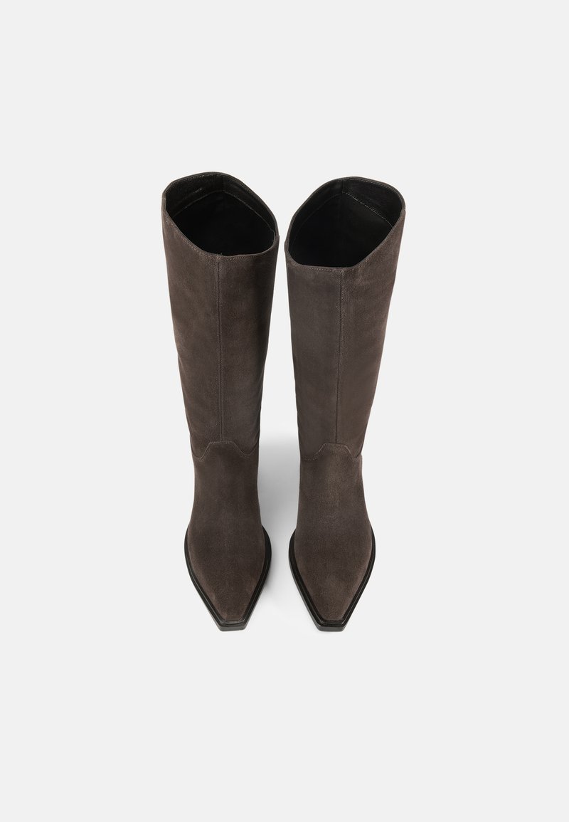 Stivali alti in suede marrone, con punta affusolata, texture liscia e silhouette affusolata. Nessuna hardware o accessori visibili.