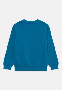 Μπλε φούτερ με στρογγυλή λαιμόκοψη, με μακριά μανίκια και ριμπά μανίκια και στρίφωμα, παρουσιασμένο από πίσω σε λευκό φόντο.