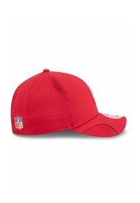 Casquette de baseball rouge en tissu avec une visière courbée, présentant des panneaux latéraux en mesh et un logo NFL sur le côté gauche.