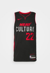 Maillot de basketball noir avec bordure rouge, texte "HEAT CULTURE", numéro 22 en rouge, logo Nike et marquage NBA en bas.