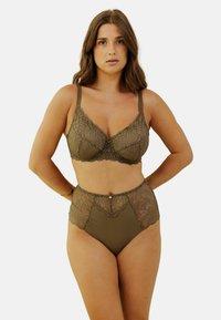 Ensemble de soutien-gorge en dentelle vert olive et de slip taille haute avec des motifs floraux, des bretelles réglables, et un bouton décoratif à la taille.