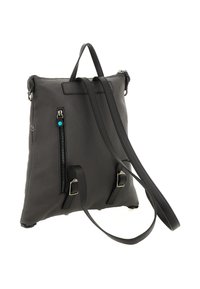 Zaino in pelle nera con superficie strutturata, dotato di manico superiore, spallacci regolabili e tasca frontale con cerniera e dettagli in metallo color argento.