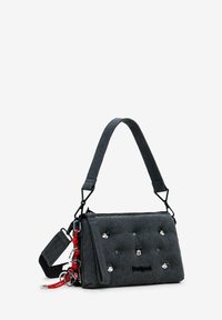 Graue Stoffhandtasche mit gestepptem Muster, verziert mit dekorativen Mickey-Mouse-Motiven, einem abnehmbaren Riemen und roten Akzenten.