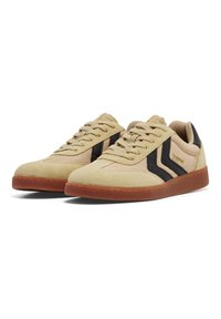 Sneakers beige in suede con accenti a strisce nere, punta rotonda, tessuto testurizzato e suola in gomma. Presentano lacci rotondi e colletto imbottito.
