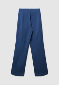 Helleweit geschnittene Hosen aus tiefblauem Stoff, mit glatter Textur, flachem Bund und maßgeschneiderter Passform sowie sauber verarbeiteten Säumen.