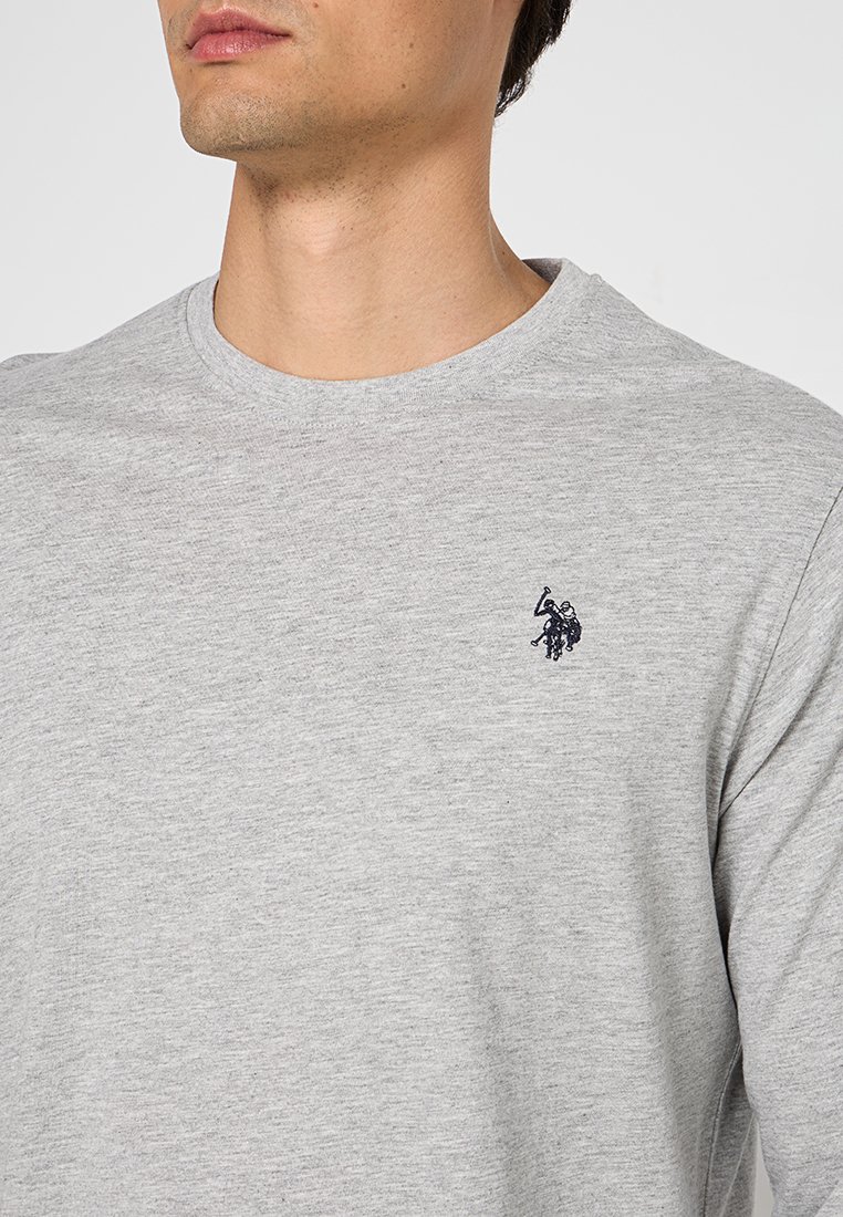 Graues Langarm-T-Shirt aus Baumwollmischung, mit Rundhalsausschnitt und kleinem Marineblau-Logo auf der Brust. Weiche Textur mit lockerer Passform.