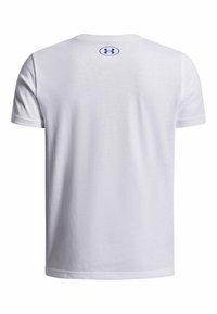 Camiseta blanca de manga corta con un pequeño logotipo azul de Under Armour centrado cerca del cuello en la parte superior de la espalda.