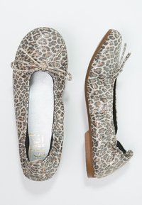 Baleriny w panterkę z jasnobrązowej teksturowanej tkaniny, z subtelnym blaskiem i zawiązanym akcentem na przodzie. Płaska, gumowa podeszwa.