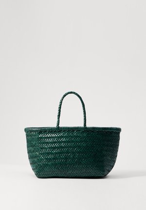 Cesta tecida verde com uma forma estruturada, duas alças trançadas e uma superfície texturizada com um padrão em ziguezague.