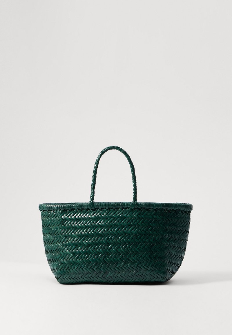 Panier tissé vert de forme structurée, avec deux poignées tressées et une surface texturée présentant un motif en chevron.