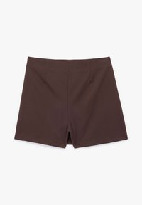 Shorts en tissu marron au design structuré, dotés de deux poches frontales et d'une texture lisse. L'ourlet est droit sans embellissements visibles.