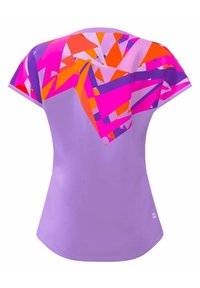 Camiseta deportiva de manga corta en color lila con un vibrante patrón abstracto en rosa, naranja y púrpura en los hombros y la espalda. Textura suave.