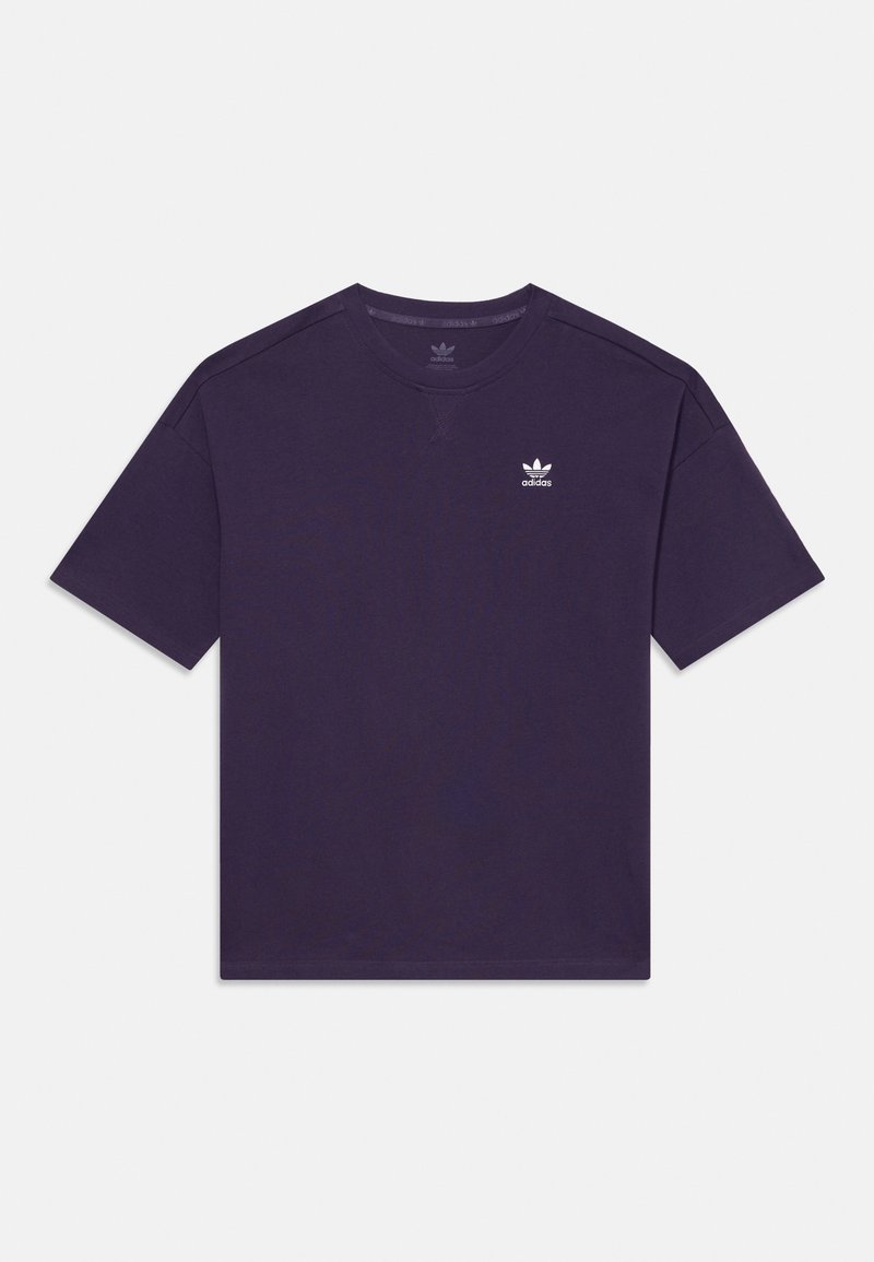 Tamsiai purpurinė Adidas marškinėliai trumpomis rankovėmis su apvalia iškirpte ir mažu baltu Adidas logotipu kairiajame krūtinės kampe.