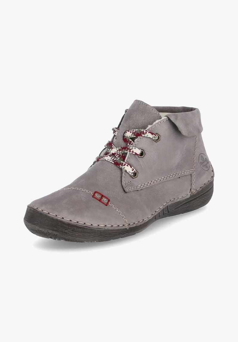Bottine en daim gris avec lacets blancs soulignés de rouge, coutures visibles, col doux et semelle noire texturée.