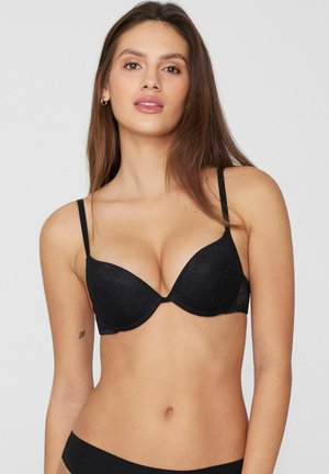 Schwarzer Spitzen-Balconette-BH mit gepolsterten Körbchen und verstellbaren Trägern. Das Design zeichnet sich durch eine glatte Oberfläche und florale Musterdetails aus.