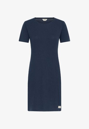 Marineblauwe geribbelde jurk, korte mouwen, ronde hals. Gladde textuur, tot de knie, met een klein merklabel aan de zoom. Eenvoudig ontwerp.