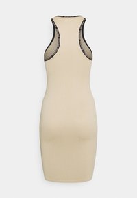 Vestido bege sem mangas com um design ajustado, feito de um tecido suave. Apresenta um acabamento preto ao longo do decote e das cavas.