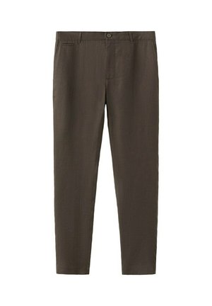 Hnedé nohavice na mieru s pútkami na opasok, predným gombíkom, bočnými vreckami a úzkymi zužujúcimi sa nohavicami.