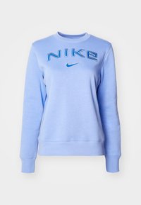 Ljusblå långärmad sweatshirt med ribbade ärmslut och nederkant, som har fet blå "NIKE"-text och swoosh-logotyp på framsidan.