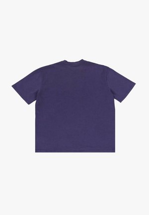 Lila Baumwoll-T-Shirt mit lockerer Passform, Rundhalsausschnitt und kurzen Ärmeln, mit glatter Textur und ohne erkennbare Muster oder Akzente.