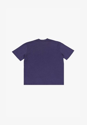 T-shirt in cotone viola con una vestibilità rilassata, scollo rotondo e maniche corte, dalla texture liscia e senza motivi o dettagli visibili.