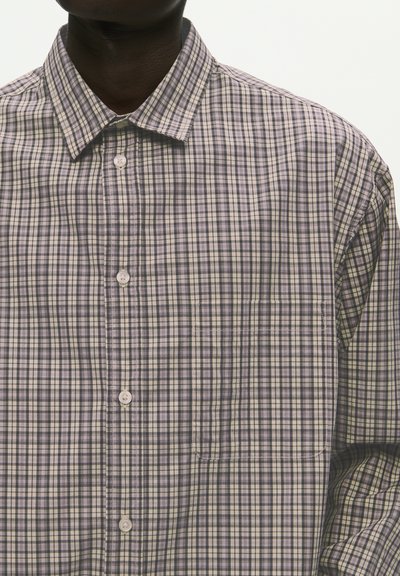 Button-up-Shirt aus leichtem Stoff mit einem Karomuster in den Farben Lila, Grau und Creme, mit klassischen Kragen und Tasche.