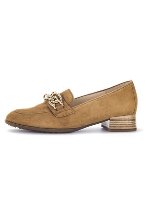 Brune ruskind loafers med en guldkæde-detalje foran, med en lav blokhæl med et tekstureret, stribet design.