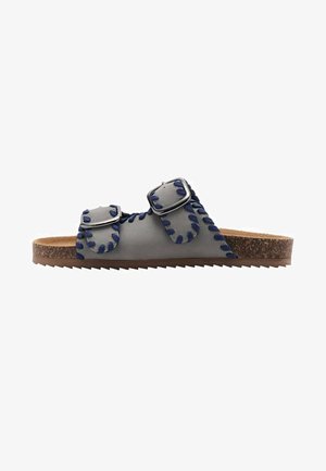 Šedá kožená sandál s modrým prošíváním, dvěma nastavovacími sponami, korkovou stélkou a texturovanou gumovou podrážkou pro lepší přilnavost.