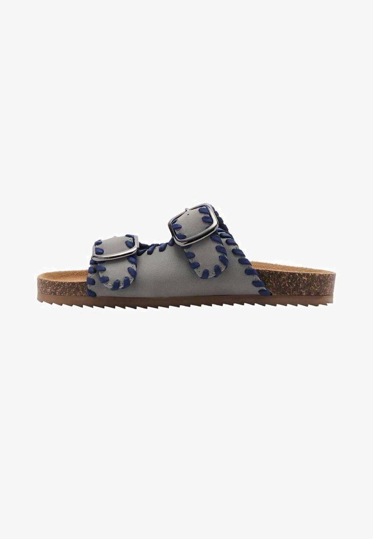Sive usnjene sandale z modrim šivanjem, dvema nastavljivima zaponkama, korkovo podplato in teksturiran gumijast podplat za dober oprijem.