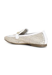 Loafer intrecciato in metallo oro e bianco con bordo in pelle bianca liscia e dettagli decorativi in oro, caratterizzato da una suola piatta in gomma.