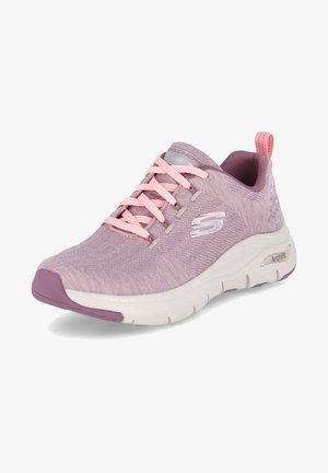 Zapatilla deportiva de color rosa claro con parte superior de tela texturizada, cordones rosas y suela blanca. Presenta un sutil logo y un tirador en el talón.