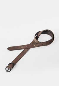 Bruine leren riem, gladde textuur, taps toelopende uiteinden, voorzien van meerdere gaatjes en een zwarte metalen gesp. Opgerold en plat neergelegd.
