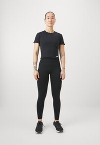 Stronger CROP TEE - Osnovna majica kratkih rukava - black