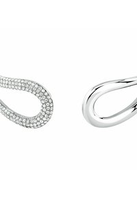 Orecchini in argento con un lato decorato da cristalli trasparenti e l'altro con una finitura liscia e lucida, entrambi in un design fluido e ad anello.