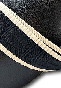 Zwart textuurmateriaal met een geweven patroon, voorzien van een crèmekleurige streep met een subtiele verhoogde rand.