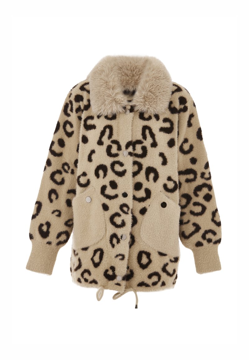Beige színű leopárdmintás polárdzseki puha szőrmés gallérral, gombos záródással, két elülső zsebbel és zsinórral az alján.