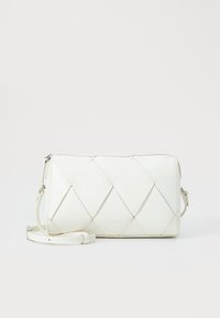 Borsa a tracolla in pelle bianca con motivo a rombi trapuntato, tracolla regolabile e hardware sobrio. Forma rettangolare elegante, texture liscia.