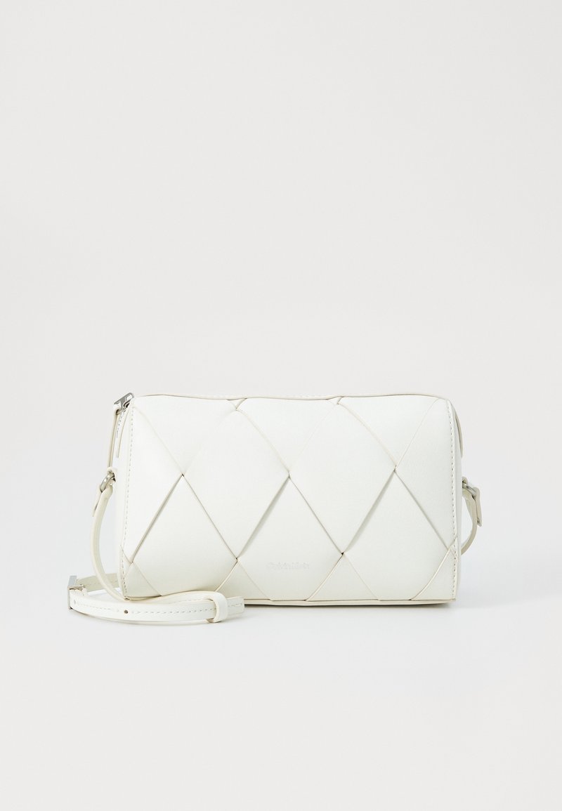 Borsa a tracolla in pelle bianca con motivo a rombi trapuntato, tracolla regolabile e hardware sobrio. Forma rettangolare elegante, texture liscia.