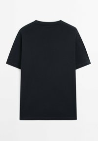Sort kortærmet t-shirt lavet af blød bomuld. Har en rund hals, lige snit og ingen synlige logoer eller udsmykninger.